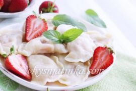 Вареники с клубникой на кефире - фото