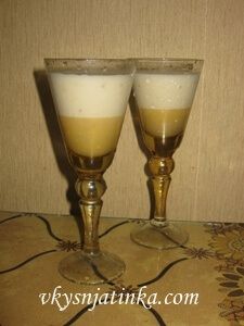 Банановый алкогольный коктейль с молоком в блендере - фото
