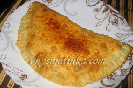Домашние чебуреки с мясом на сковороде - фото