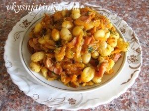 Фасоль тушеная с сосисками на сковороде - фото