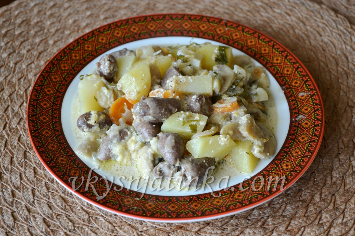 Картошка тушеная с куриными сердечками и грибами - фото