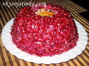 Классический салат «Гранатовый браслет» с курицей - фото