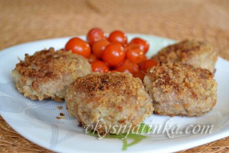 Котлеты из свиного фарша с картошкой на сковороде - фото