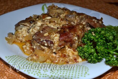 Куриная печень с шампиньонами в духовке - фото