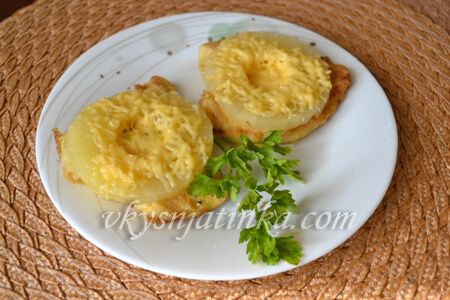 Куриное филе с ананасами и сыром в духовке - фото