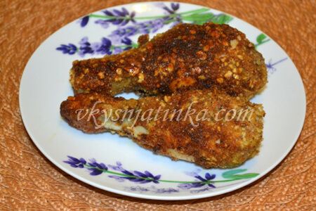 Куриные ножки с грецкими орехами на сковороде - фото