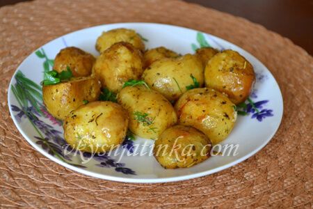 Молодой картофель запеченный в духовке - фото