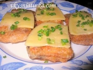 Жареный морской сом с сыром и зеленым луком - фото