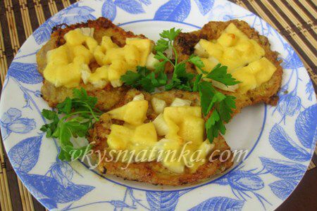 Отбивные из свинины с ананасами и сыром в духовке - фото