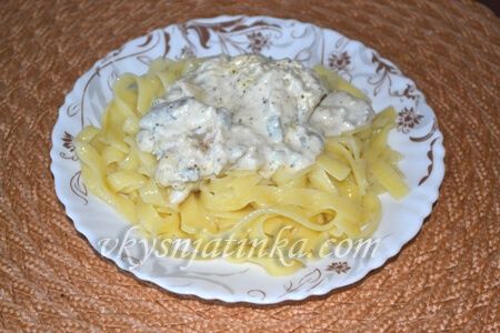 Паста с шампиньонами и курицей в сливочном соусе - фото