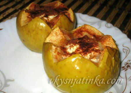 Печеные яблоки с творогом и медом в духовке - фото