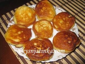 Пышные оладьи с яблоками на кефире - фото
