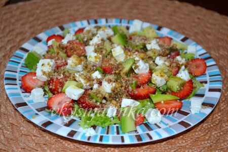 Салат с клубникой и рукколой - фото