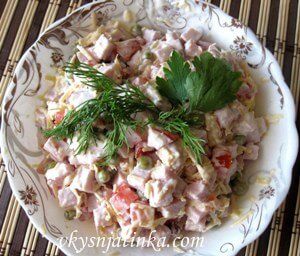 Салат с сыром и ветчиной - фото