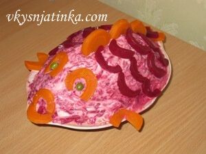 Салат «Селедка под шубой» в виде рыбы - фото