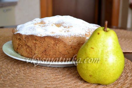 Шарлотка с грушами - фото