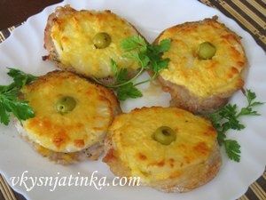 Свинина запеченная с ананасами и сыром в духовке - фото
