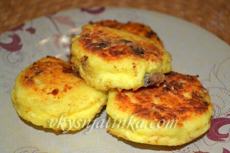 Сырники с изюмом - фото