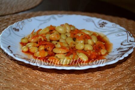 Тушеная фасоль с морковью в томатной пасте - фото