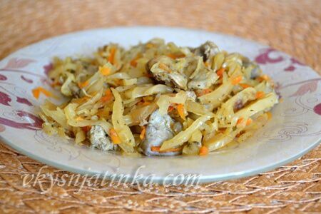 Тушеная капуста с куриными потрошками - фото