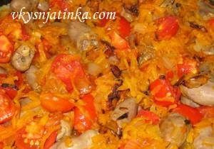 Тушеные куриные сердечки с луком и морковью - фото