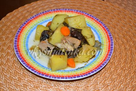 Тушеный картофель с черносливом в мультиварке - фото