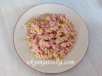Готовые макароны по-флотски с сосисками