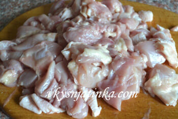 Куриные бедрышки промываем и нарезаем кусочками