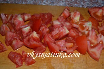 Режем небольшими кубиками помидоры