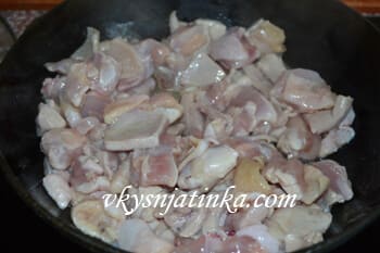 Отправляем на сковороду с растительным маслом