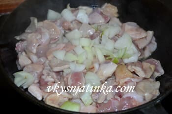 Чистим, промываем и режем лук. Добавляем к курице