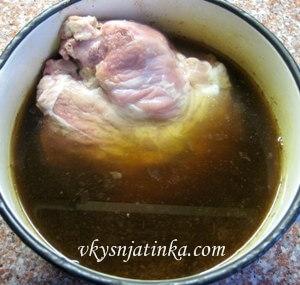 В остывшую воду опускаем мясо