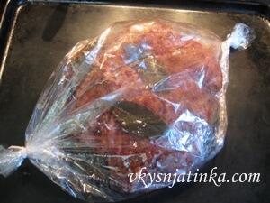 Тщательно запаковываем будущую буженину в рукав